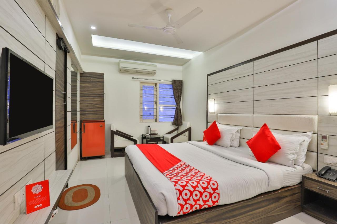 Oyo 2351 Hotel Golden Plaza Ahmedabad Exterior photo