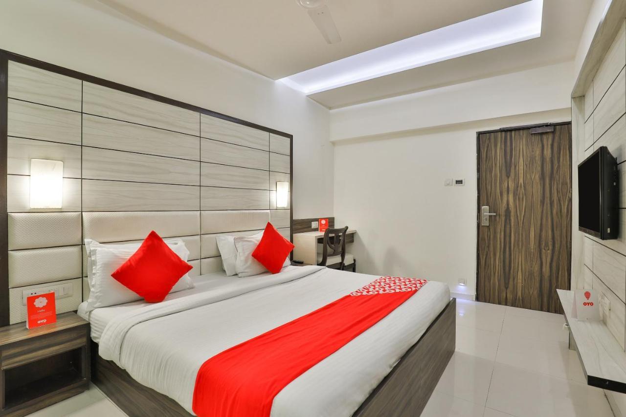 Oyo 2351 Hotel Golden Plaza Ahmedabad Exterior photo