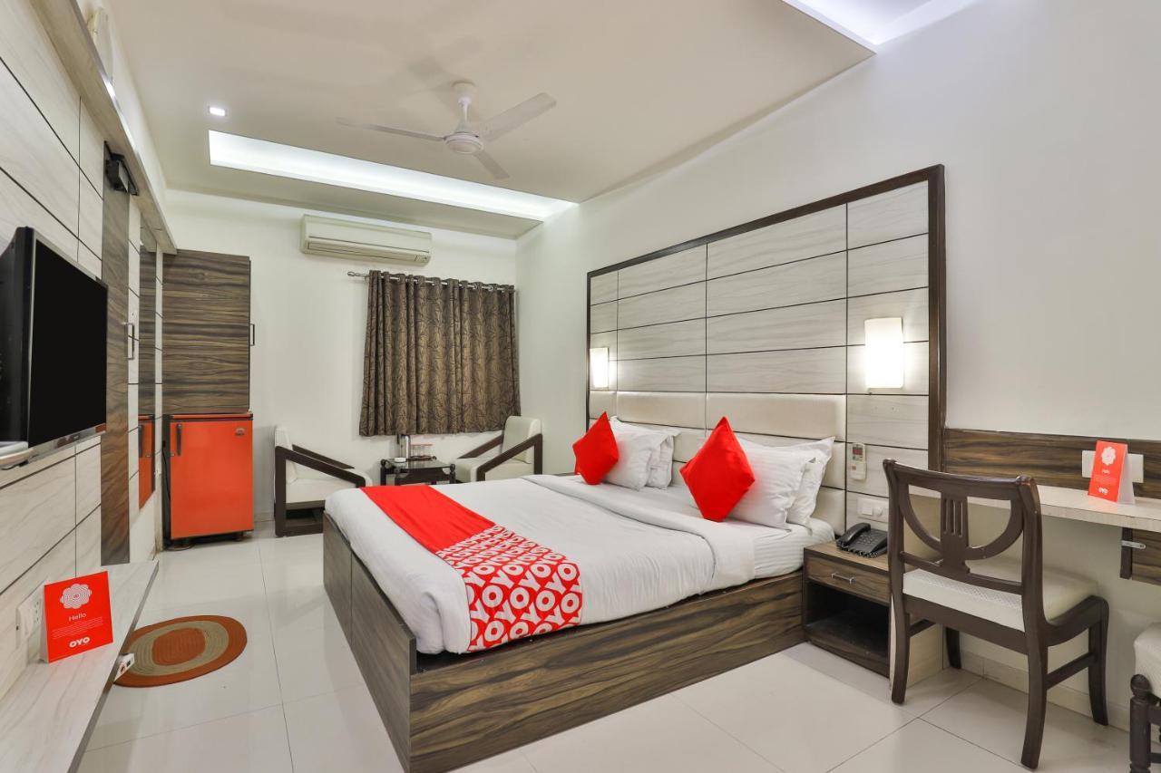 Oyo 2351 Hotel Golden Plaza Ahmedabad Exterior photo