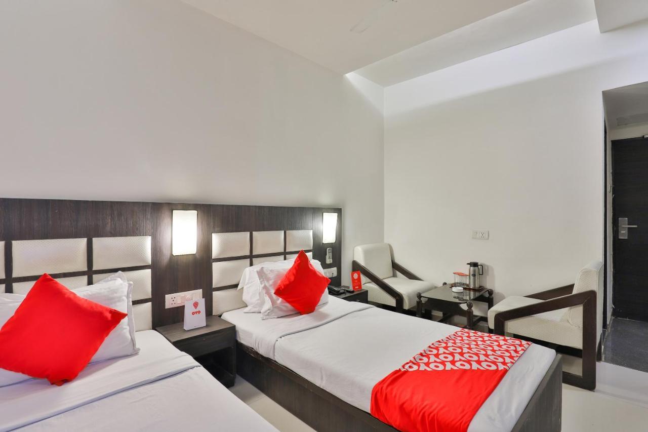 Oyo 2351 Hotel Golden Plaza Ahmedabad Exterior photo