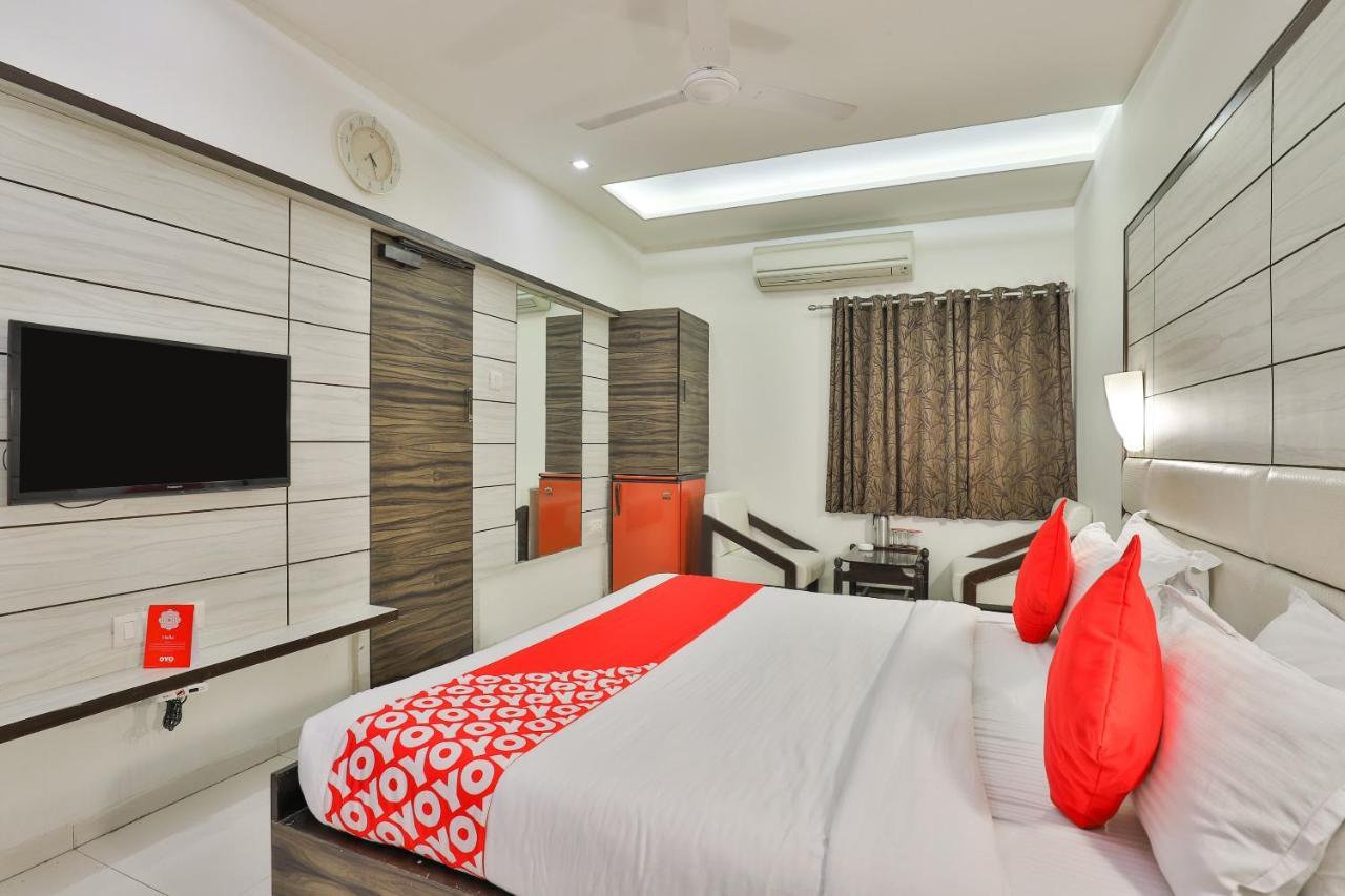 Oyo 2351 Hotel Golden Plaza Ahmedabad Exterior photo