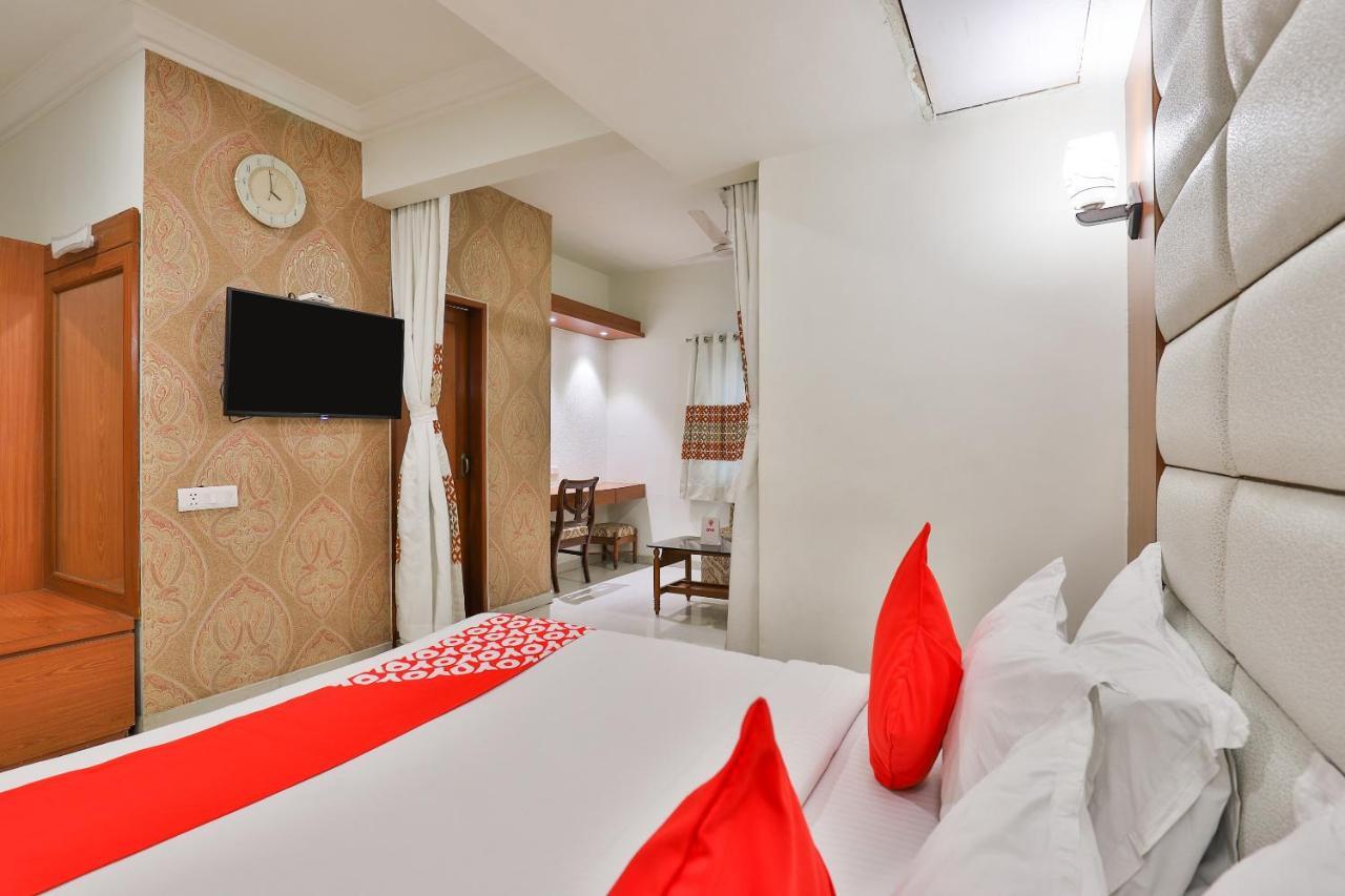 Oyo 2351 Hotel Golden Plaza Ahmedabad Exterior photo