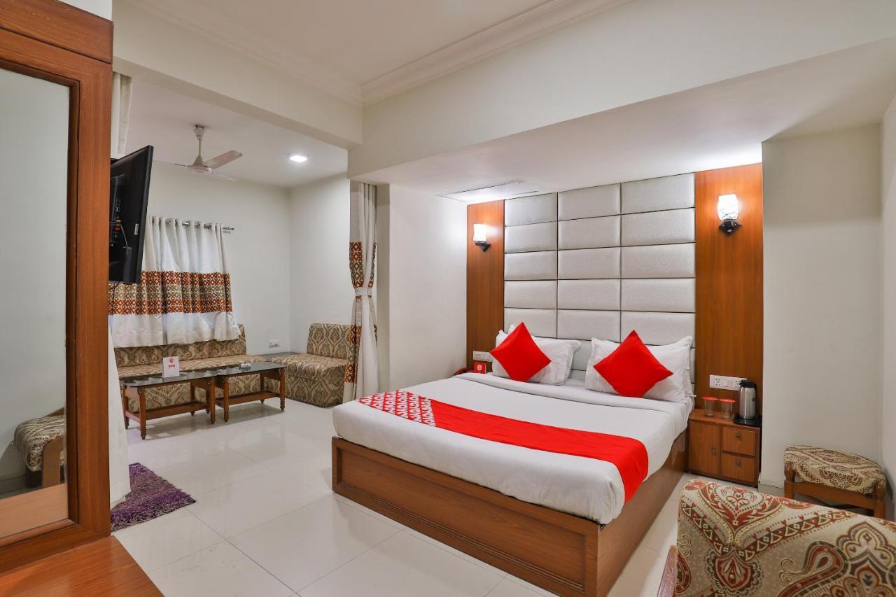 Oyo 2351 Hotel Golden Plaza Ahmedabad Exterior photo