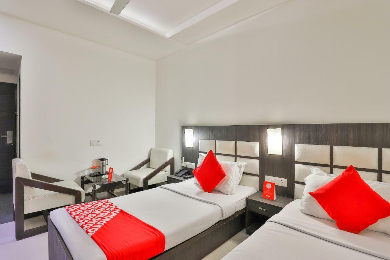 Oyo 2351 Hotel Golden Plaza Ahmedabad Exterior photo