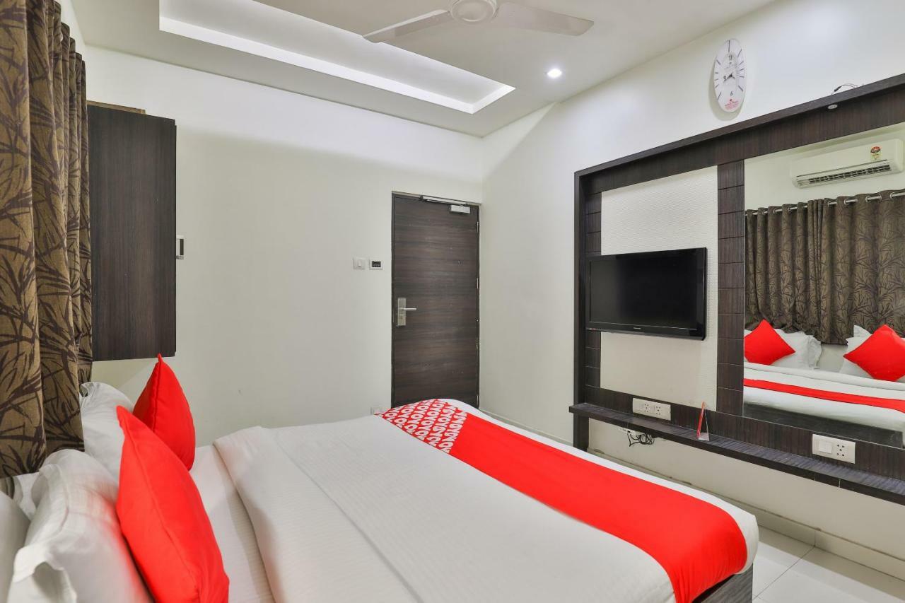 Oyo 2351 Hotel Golden Plaza Ahmedabad Exterior photo