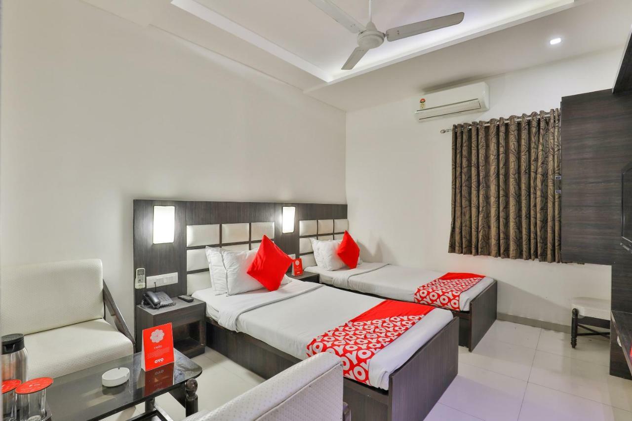 Oyo 2351 Hotel Golden Plaza Ahmedabad Exterior photo